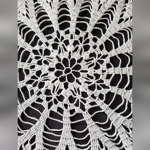 VINTAGE HAND CROCHET PINEAPPLE CENTERPIECE OR ACCENT - Picture 4 of 6